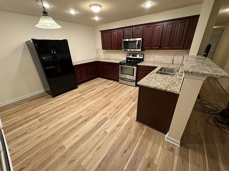 15464 Tyler Mill Dr — Photo 3