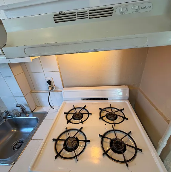 328 336 5th St Unit 1 Fall River Spacious 2 Bedroom in Corky Row Historic District! Great Location — Photo 6