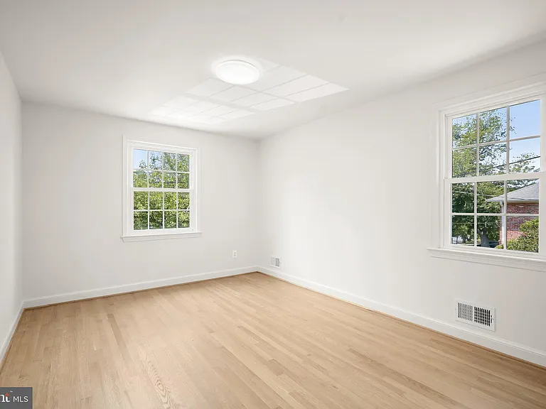 7109 Radnor Rd — Photo 26