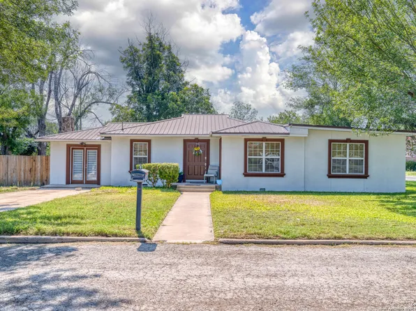 111 S 20th St, Carrizo Springs, TX 78834