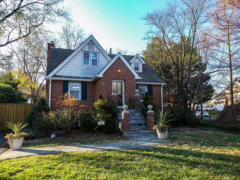 903 Crestview Dr — Photo 1