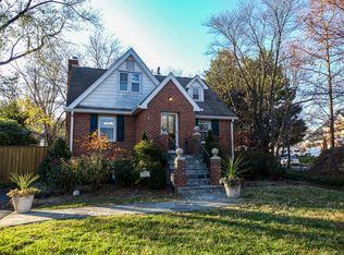 903 Crestview Dr, Herndon, VA 20170