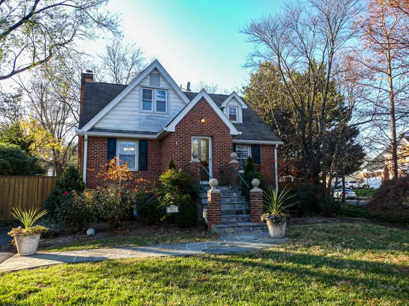 903 Crestview Dr, Herndon, VA 20170