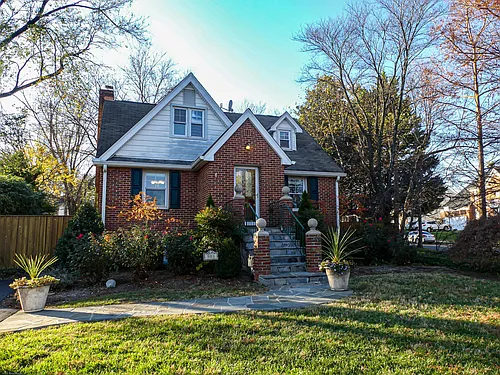 903 Crestview Dr Photo 1