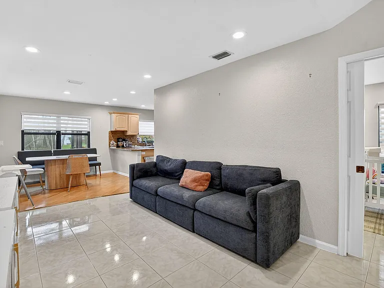 10065 Camelback Ln — Photo 9