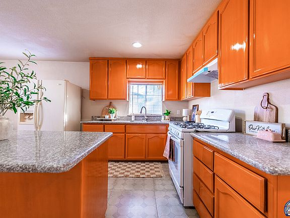 3rd image of 581 Palo Verde Ave