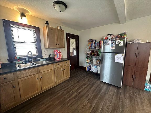 3rd image of 421 W 3rd St