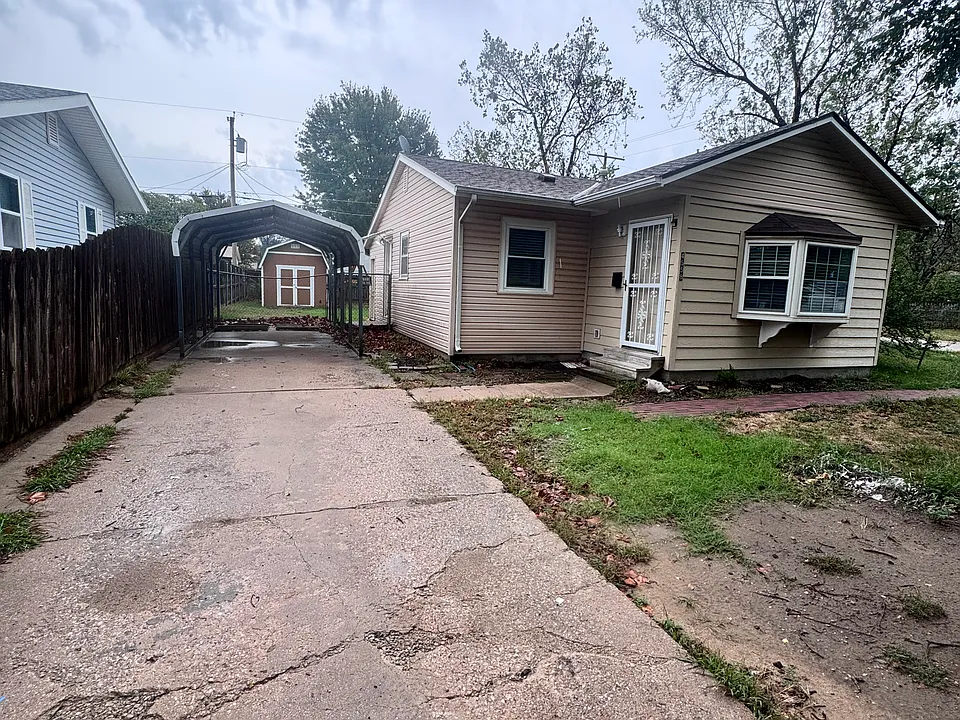 4558 S Fern Ave