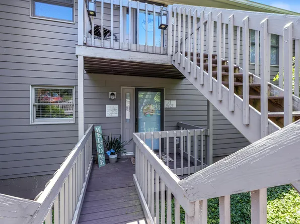 9473 S Pointe Retreat Dr, Bloomington, IN 47401