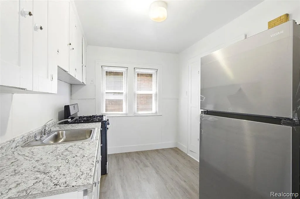 4 bed, 2.0 bath, 2020 sqft, $2,900 — Photo 4