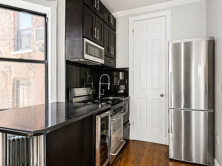 231 E 4th St #B1 — Photo 5
