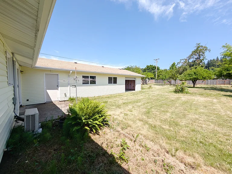 1117 NW Oak Ave — Photo 3