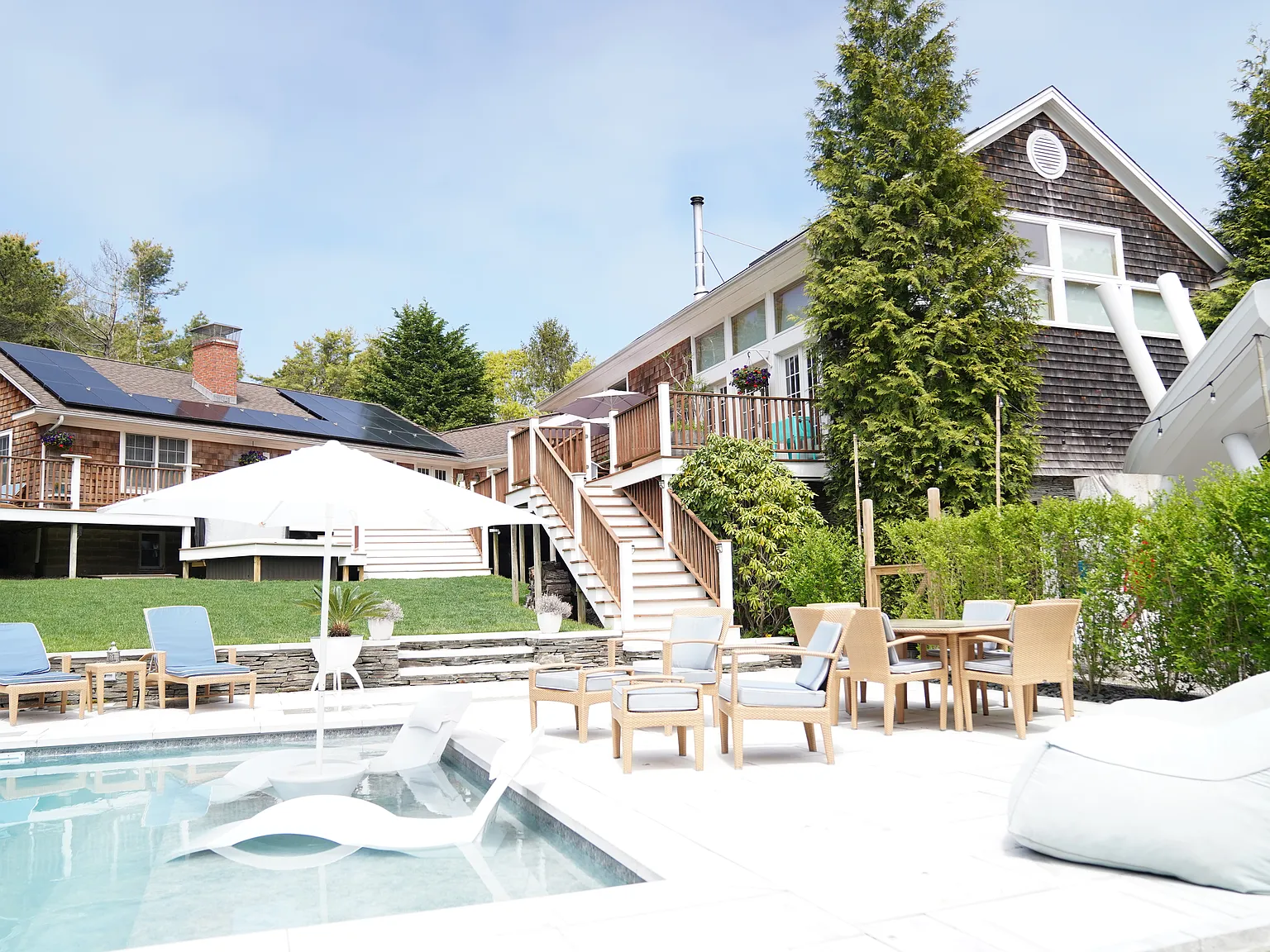 Southampton Retreat Minutes from Village & Ocean Beaches — Photo 2