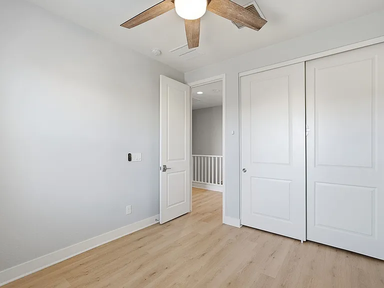 216 E Beatryce St — Photo 31