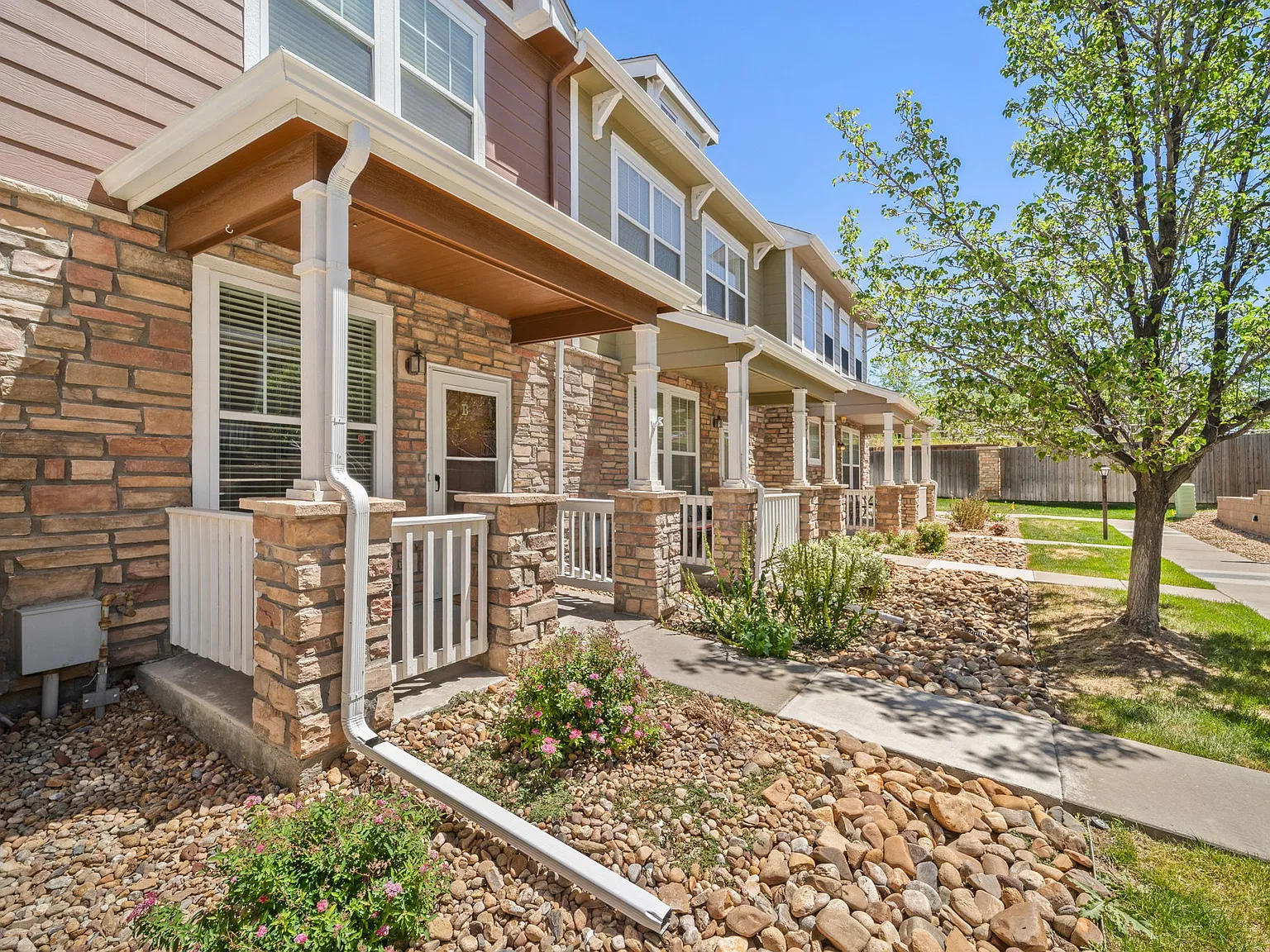 2 bed, 2.5 bath, 1216 sqft, $2,200 — Photo 3