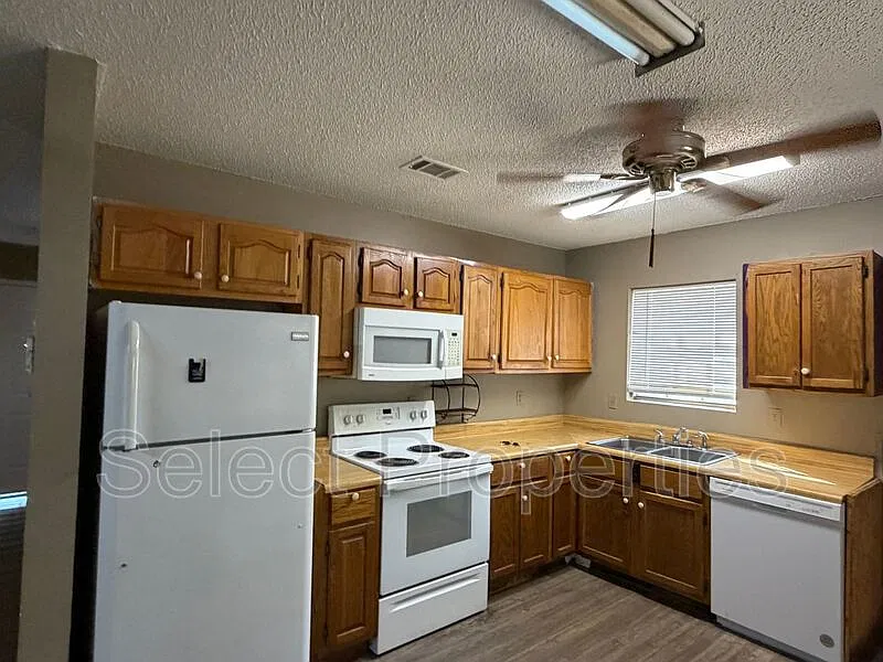 3 bed, 1.0 bath, 1200 sqft, $1,000 — Photo 3