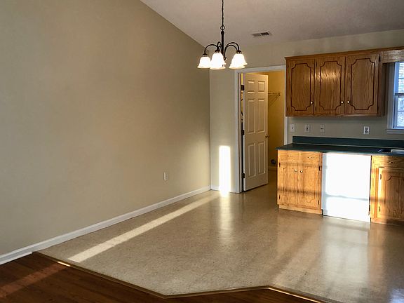 4th image of 523 Cedar Springs Dr