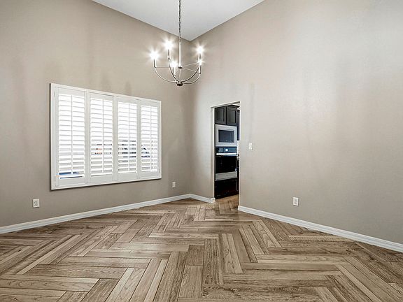 5th image of 925 Louisiana Downs Ave