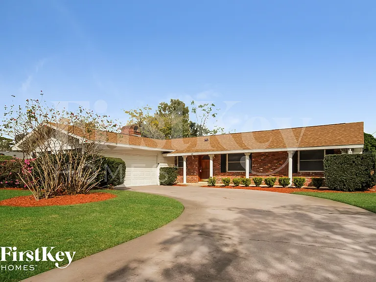 504 Saint Dunstan Way — Photo 1