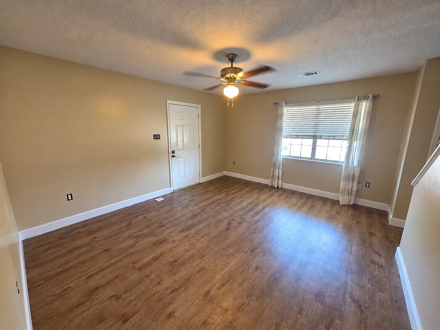 2 bed, 1.5 bath, 1020 sqft, $1,395 — Photo 3