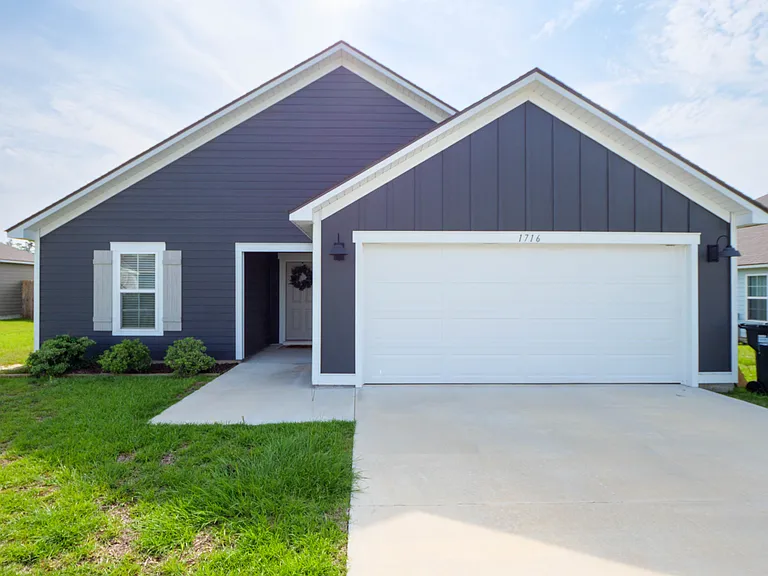 1716 Phillips Cir — Photo 1