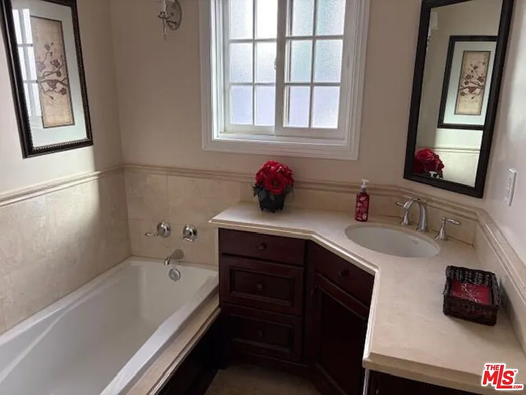 10328 Dunkirk Ave — Photo 9