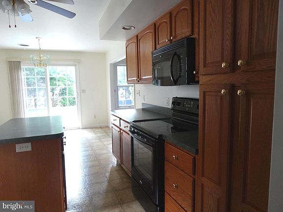 5th image of 127 Lantern Ln