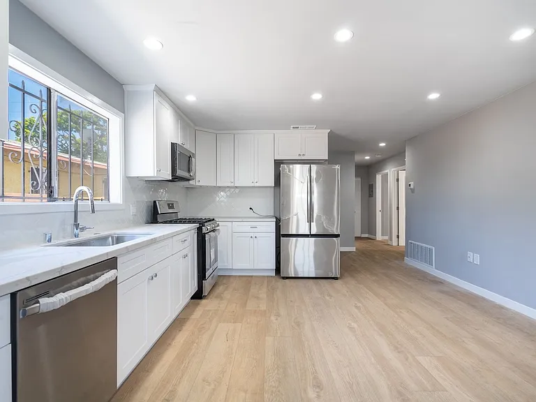 1049 W 62nd St — Photo 11