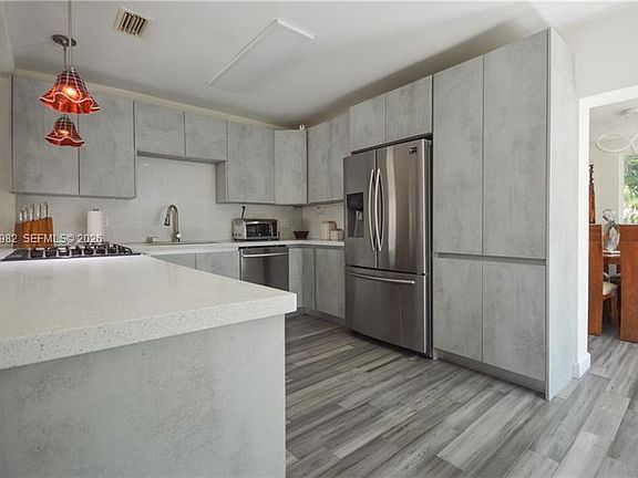3rd image of 1428 Plunkett St
