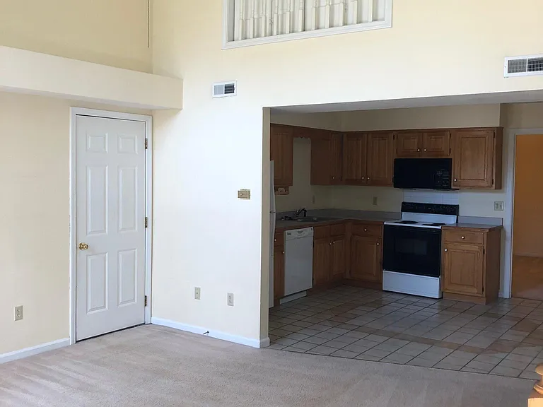 4 N Cedar Lake Dr E — Photo 2