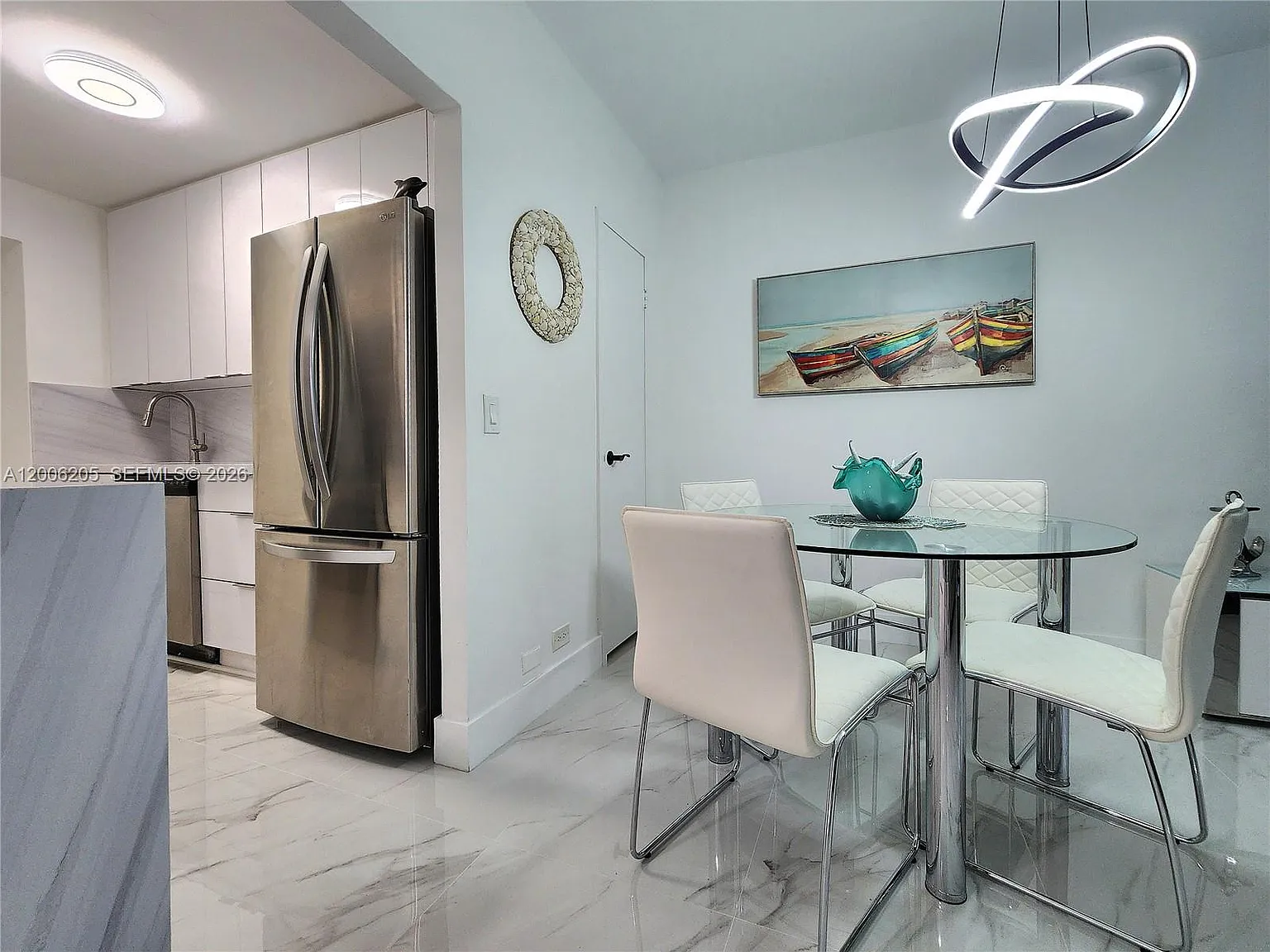Alexander Towers Condo — Photo 4
