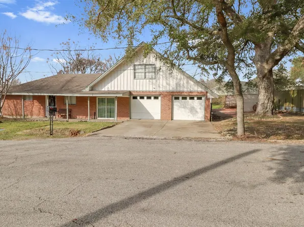 110 S 9th St, Highlands, TX 77562