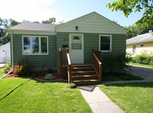 1813 N 4th St, Grand Forks, ND 58203