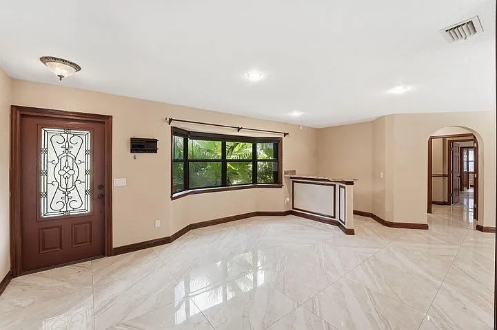 6 bed, 2434 sqft, $6,000 — Photo 4