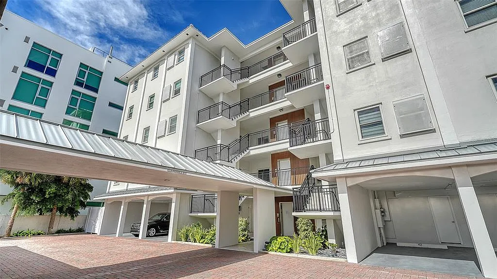 2 bed, 2.0 bath, 1367 sqft, $3,800 — Photo 2