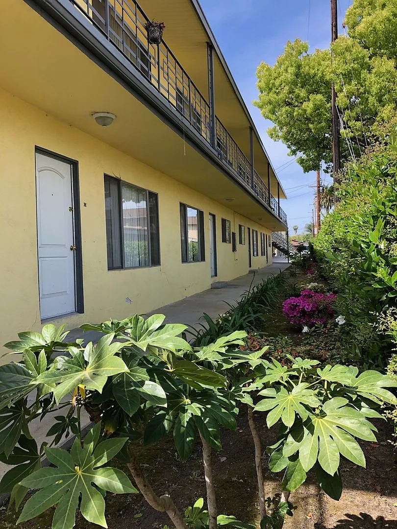 Stratford Beach Apartments — Photo 1