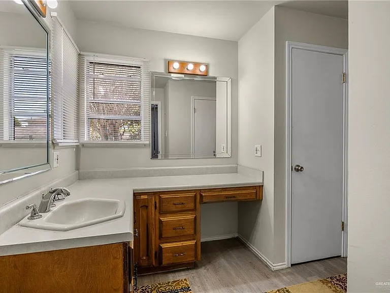518 E Kelly Ave — Photo 19