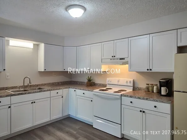 16 Hillside Ln APT 3, Lewiston, ME 04240