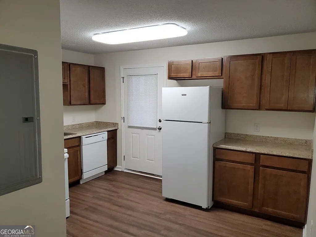 2 bed, 1.0 bath, $900 — Photo 1