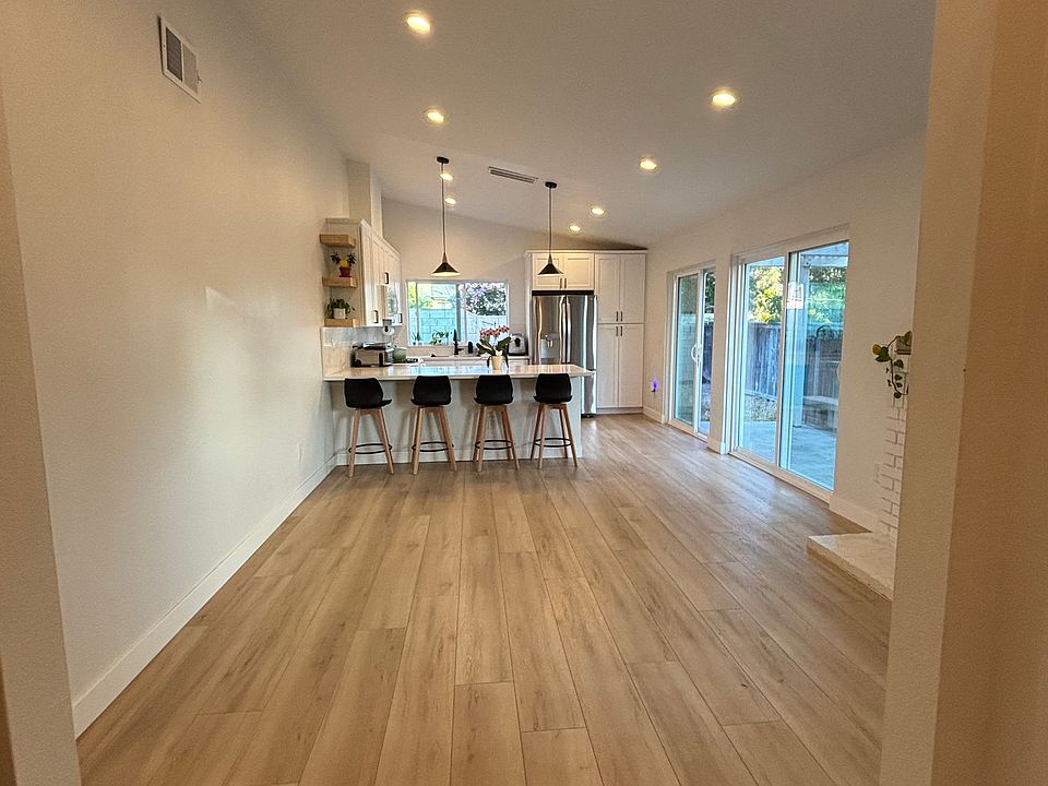 1st image of 30 Aspen Creek Ln