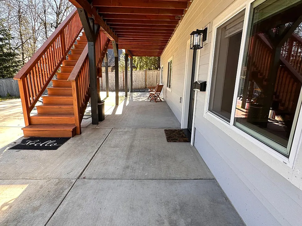 Entrance to the apartment.