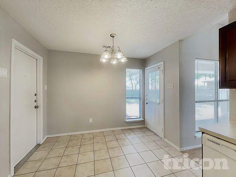 8002 Meadowlark Ln — Photo 5