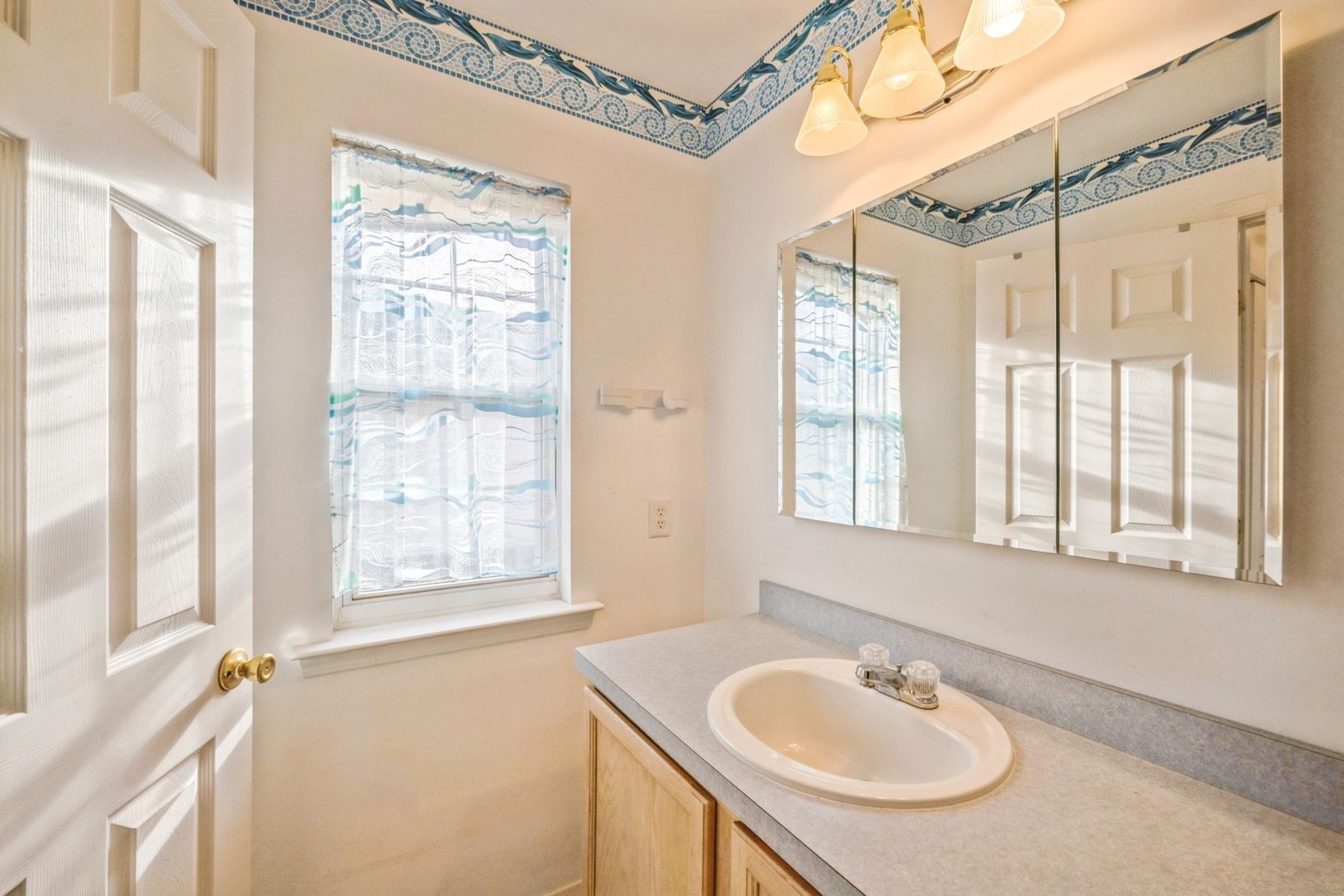  Primary En-Suite Full Bath With Tub 
