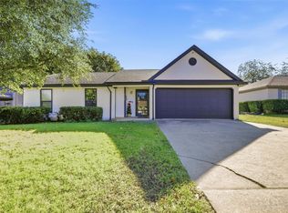 713 Crestview Dr, Burleson, TX 76028