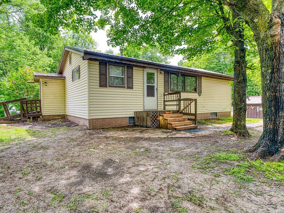1st image of 48215 Hawthorn Dr