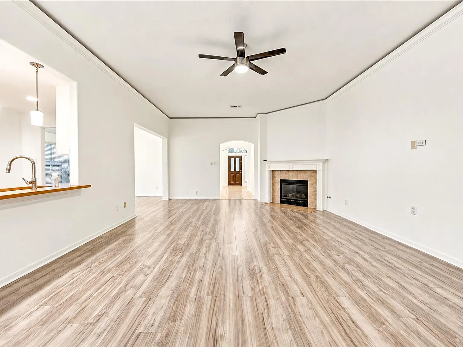 4 bed, 2.0 bath, 2277 sqft, $2,000 — Photo 4