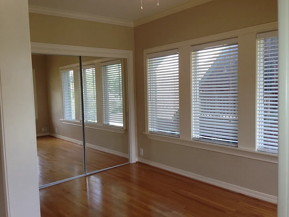 Light and bright spacious area offers office, study or sunro