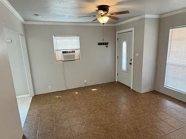 407 E Gilbert St — Photo 2