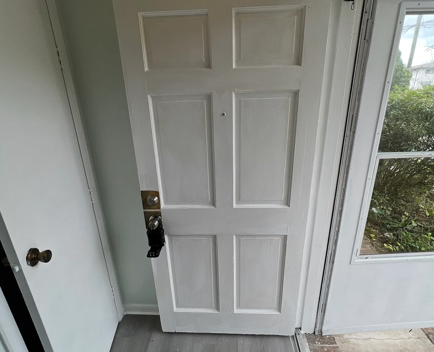 1107 Caliente Dr — Photo 2