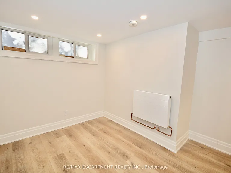 17 Inverness Ave W #LOWER — Photo 12